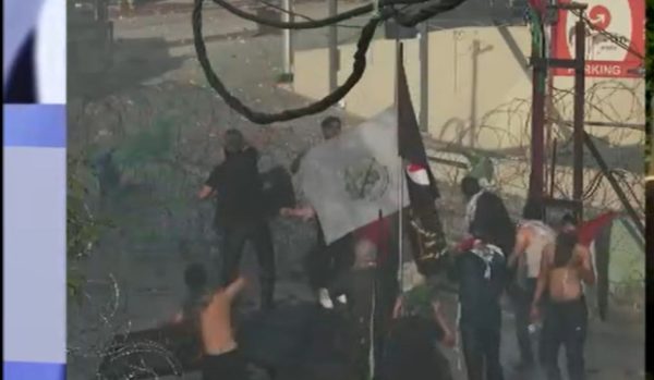 Protest violent cu pietre la ambasada SUA din Liban (Video)