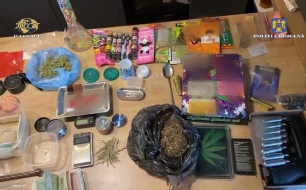 Polițiștii clujeni au găsit diferite cantități de droguri de mare risc și mii de lei la o percheziție domiciliară