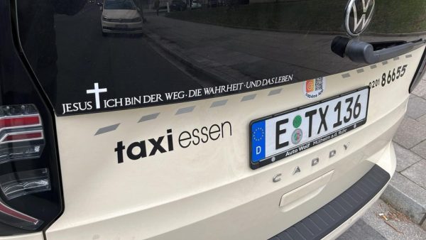 Șofer de taxi german amendat din cauza unui text biblic afișat pe automobilul cu care își desfășoară activitatea
