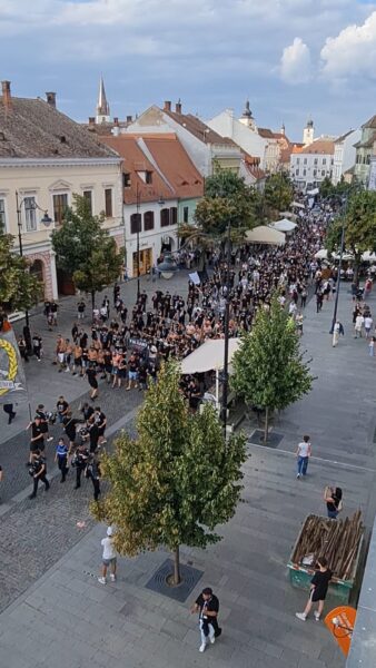 Imagini cu Galeria U Cluj la Sibiu. Se scandează „Victorie”. Exclusiv ( Video)