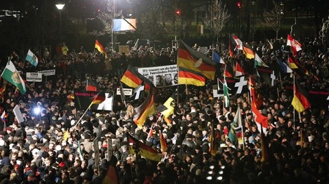 25.000 de nemţi au ieşit în stradă la Dresda: „Opriţi islamizarea Europei până nu e prea târziu!”