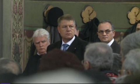 Klaus Iohannis, la liturghia de la Catedrala Ortodoxă din Sibiu, fără soţia catolică: „În mandatul meu voi fi prezent periodic la ceremoniile religioase ale cultelor legal recunoscute”