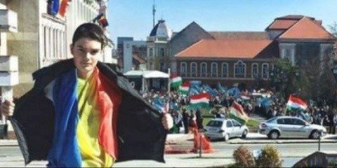 Ungurul care l-a ameninţat cu moartea pe Cosmin, băiatul care s-a fotografiat cu drapelul României în Sf. Gheorghe, a fost iertat de justiţie