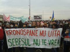 Noi proteste în Sebeş împotriva austriecilor de la Kronospan: „Afara, afara cu Kronospan din ţară!”