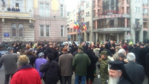Indiferent de funcţii, partid şi religie, clujenii au dansat Hora Unirii în faţa statuii lui Cuza (Foto/Video)
