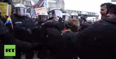 Germania: Manifestanţi împotriva orei de educaţie sexuală, atacaţi de simpatizanţi pro-homosexuali şi anarhişti
