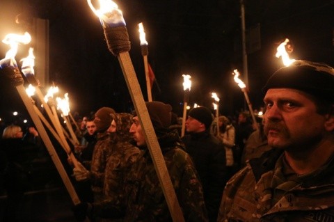 Mii de naţionalişti ucraineni însetaţi de sânge rusesc au defilat cu torţe pe străzile din Kiev (Video)