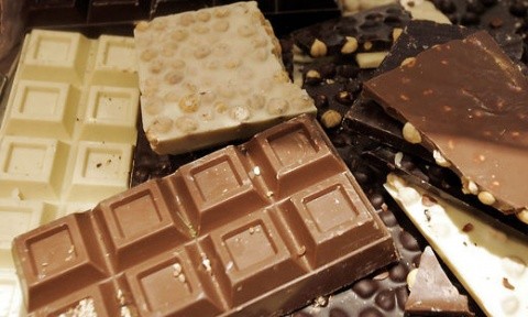 Atenţie la pofta de dulce! Doi români au furat 25 batoane de ciocolată la Weiz (Austria)
