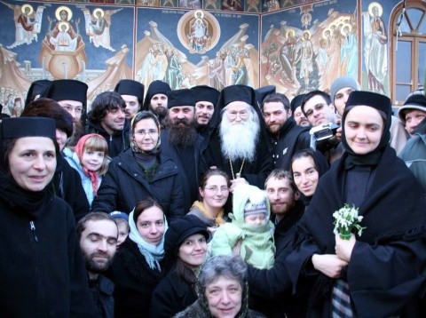 “Dumnezeu este iubire”. “Dumnezeu se retrage de la omul pizmaş, îl lipseşte de harul Său, îl lasă în moarte spirituală”. Părintele Justin: “Avem nevoie de modificarea lăuntrică a omului” (Video)