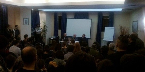 Poliţia doarme!!! 50 de activişti excitaţi gay au făcut scandal la Conferinţa creştină „Tulburarea identităţii de gen şi viitorul omenirii”