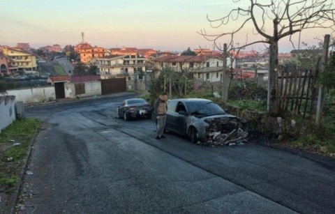 Mașinile cu număr de România sunt incendiate de extremiștii italieni