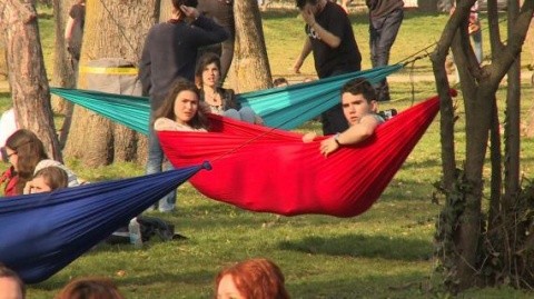 În loc să citească o carte, tinerii clujeni s-au relaxat pe hamacuri în Parcul Central