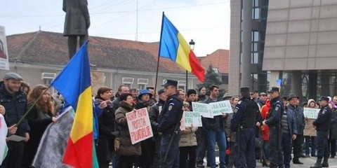 Marș împotriva poluării la Alba Iulia: Afară, afară cu Kronospan din țară!