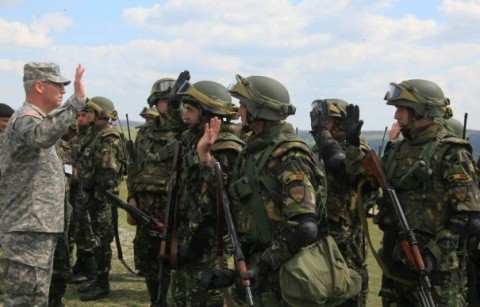 450 de militari români şi americani se pregătesc de războiul împotriva Rusiei la Câmpia Turzii