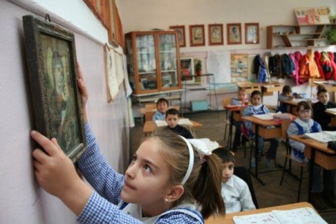 Studiu: Unu din doi români vrea ora de religie ortodoxă ca materie obligatorie