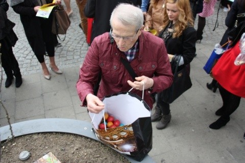 Campanie politicianistă murdară! SPÖ  a oferit ouă roșii vechi românilor ortodocși la slujba de Paști din Viena?
