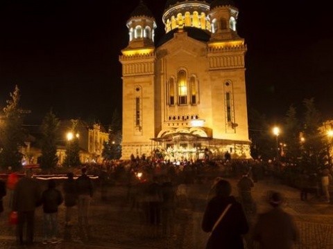 Peste 5.000 de clujeni au asistat la slujba de Înviere oficiată la Catedrala Mitropolitană
