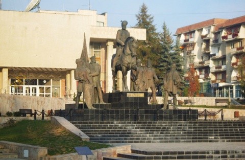 Atenţie! Statuia lui Mihai Viteazul din Sf. Gheorghe va fi „îngropată” de un munte de pământ