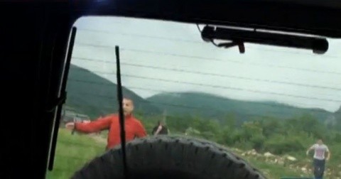 Tineri ecologişti bătuţi crunt cu bâtele şi loviţi cu cuţitele de mafia lemnului din Retezat