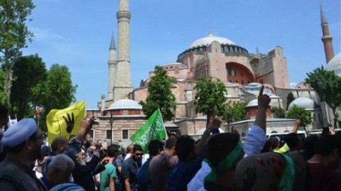 Manifestaţie în faţa Hagia Sophia (Istanbul), pentru redeschiderea ei ca moschee