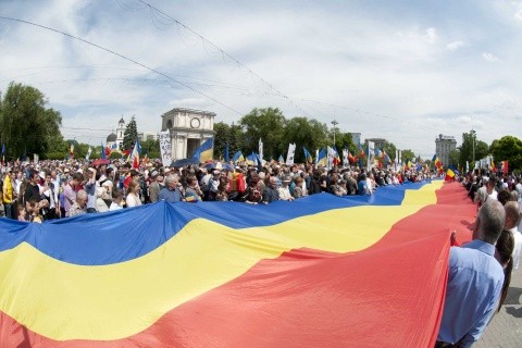 Pod tricolor peste Prut