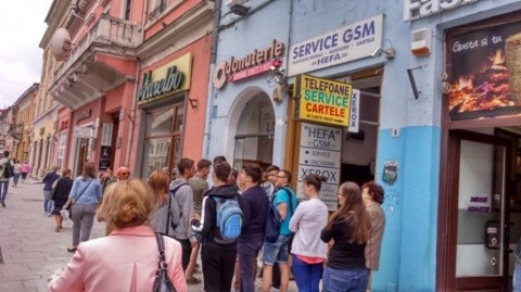 Clujenii sunt mâncăcioşi de gogoşi. Se stă în medie 55 de minute la coadă
