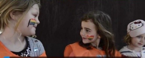 Binefacerile UE: Copii de grădiniţă, scoşi pe stradă la o paradă gay în Suedia