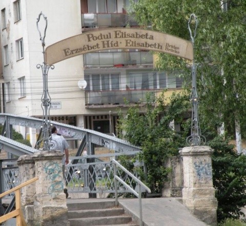 Plăcuţă în limba maghiară instalată pe Podul Elisabeta din Cluj-Napoca