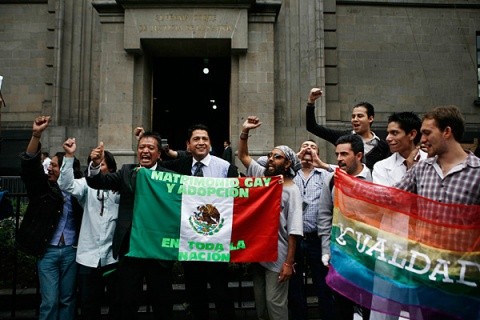 După SUA şi Curtea Supremă a Mexicului găseşte neconstituţională interzicerea mariajului gay