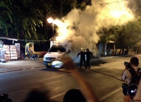 Păcăliciul neo-marxit Tsipras! Proteste violente la Atena. Parlamentul a adoptat planul de austeritate. Doar 64 ”OXI”