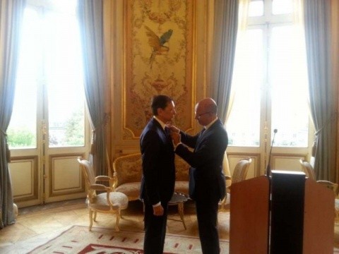 Ambasadorul Bogdan Mazuru, un diplomat de carieră profesionist vine la Viena. A fost decorat de statul francez pentru merite deosebite