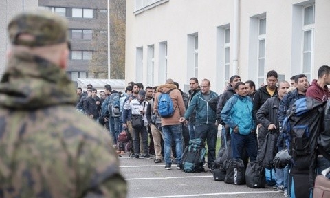 Naționaliștii finlandezi i-au întâmpinat cu pietre pe refugiații musulmani. S-au îmbrăcat în uniforme Ku Klux Klan să-i sperie (Video)