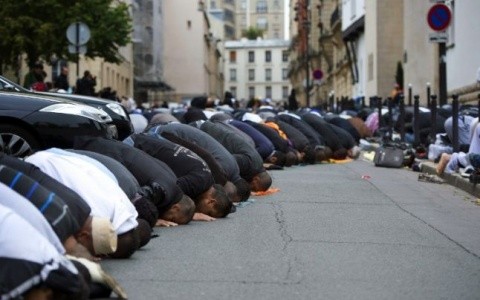 Paris oraș Islamic. Vezi cum se roagă zeci de mii de imigranți musulamni în cartierele unde se aplică Șaria (Video)