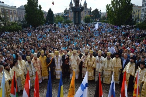 Patriarhul Daniel la Catedrala Mitropolitană din Cluj-Napoca: „Toți oamenii sunt chemați la mântuire, dar sunt aleși cei care răspund chemării”. Episcopul din Rusia i-a felicitat pe ortodocșii români