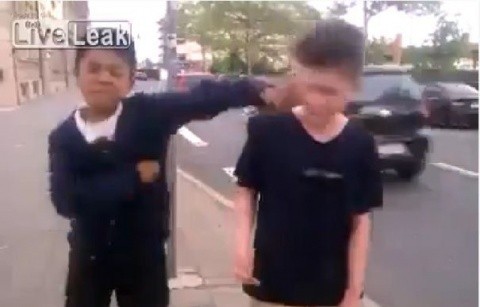 Așa vor păți copiii noștri! Copil de imigrant musulman bate un tânăr neamț la el acasă (Video)