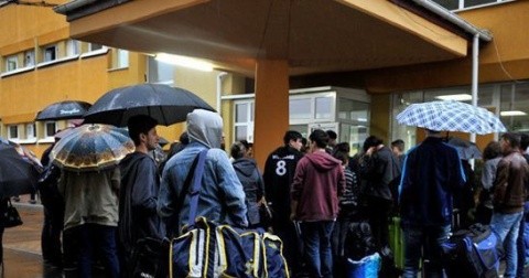 Sute de studenţi ai UBB Cluj, cu bagaje la cozi interminabile încă de la 6.00, pentru cazare în cămine