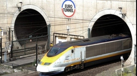 Pasagerii trenurilor Eurostar descriu momente infricoșătoare și apocaliptice trăite în vagoanele asaltate de refugiații islamiști