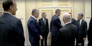 Umilit poporul român! Președintele Klaus Iohannis salutat cu mâna în buzunar la New York de fostul ambasador american în România, un propagandist pentru drepturile homosexualilor (Video)