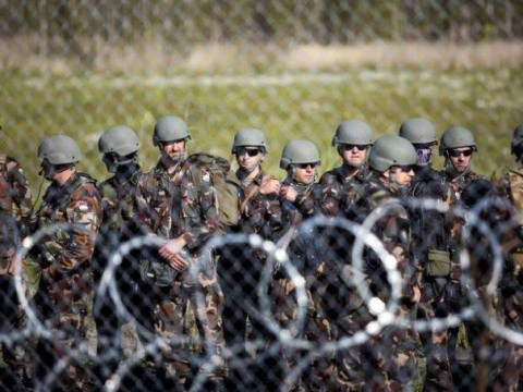 Ungaria trimite mii de soldaţi şi tancuri la frontiera cu Serbia împotriva imigranţilor musulmani