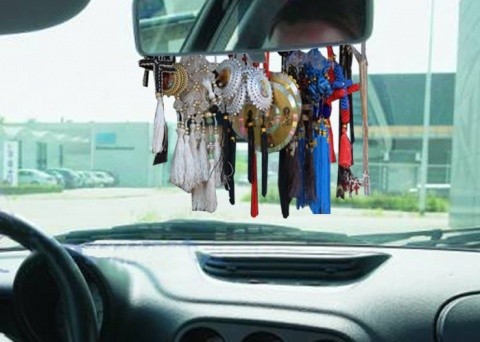 Deputaţii lutherani şi neoprotestanţii au pus gând rău crucilor ortodoxe de la parbrizul autoturismelor. Se prevăd amenzi grele