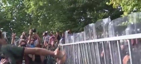 VIDEO: 20 de polițiști din Ungaria au fost răniți în luptele cu imigranții musulmani. Doi copii au fost aruncați peste gardul de la frontiera cu Serbia
