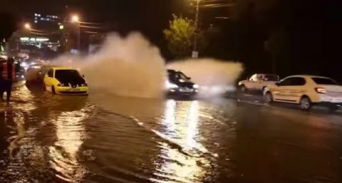 Ce se întâmplă în cartierul Zorilor după o ploaie. Se înfundă canalizarea (Video)