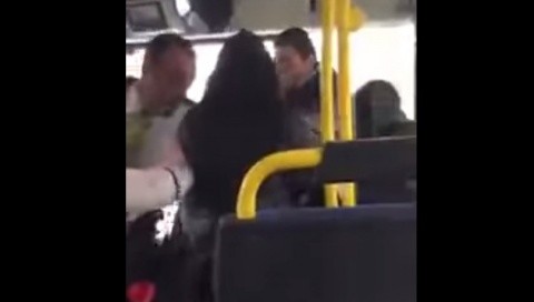 Imigrantă musulmană atacă călătorii într-un autobuz din Austria. În curând și în România (Video)