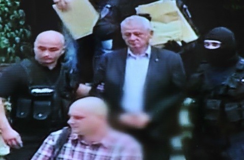 La finalul percheziilor, Sorin Oprescu a ieşit încătuşat din locuinţa sa