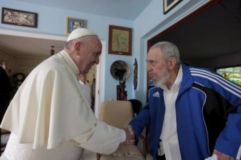 Întâlnire istorică la Havana. Papa Francisc dă mâna cu marxistul Fidel Castro