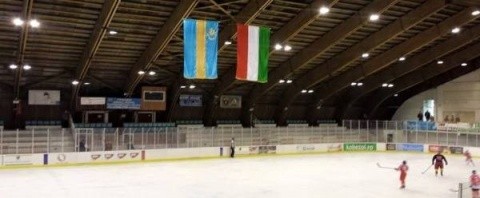 Poza Zilei: Steagurile Ungariei și Ținutului Secuiesc pe un teren de hochei din România