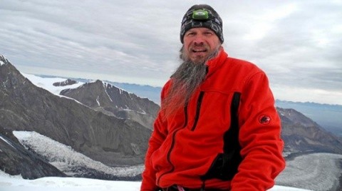 Un protopop rus ortodox şi alpinist a cucerit cel mai înalt munte din Asia Centrală
