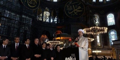 În timp ce bisericile creştine sunt închise în Orientul Mijlociu, turcii vor transformarea Hagia Sophia din Constantinopol in moschee
