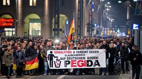 Mii de susținători ai Pegida au defilat la Dresda împotriva refugiaţilor musulmani. Un lider a regretat desfiinţarea lagărelor naziste