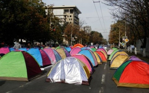 Prorușii au blocat centrul Chișinăului. Și-au pus corturile pe bulevard. Se pune de un ”Euromaidan” pro Moscova